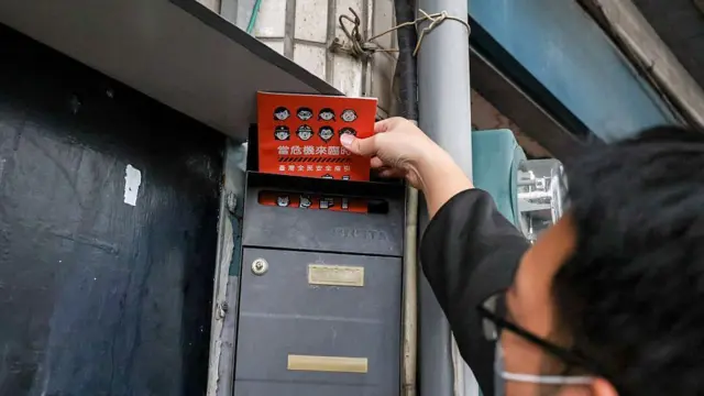 台湾政府人员正在派送“台湾全民安全指引”。