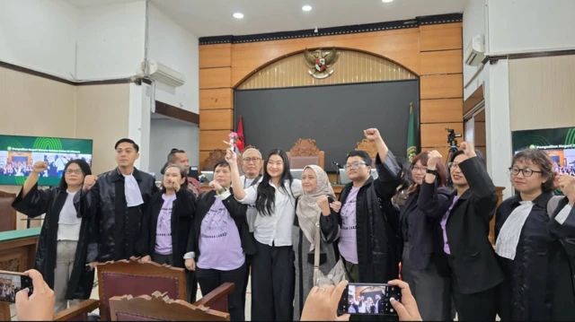 Laras Faizati beserta para penasihat hukumnya pasca pembacaan putusan di Pengadilan Negeri Jakarta Selatan pada Kamis (15/1)