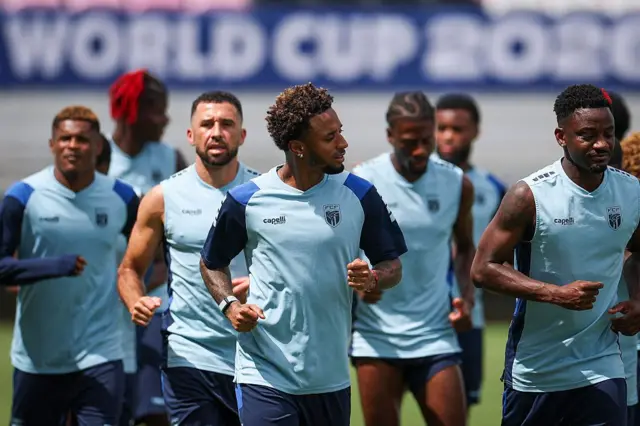 Le Cap-Vert s'échauffe lors d'une séance d'entraînement avant le match des seizièmes de finale de la Coupe du Monde de la FIFA 2026 les opposant à l'Argentine, vendredi 3 juillet. 