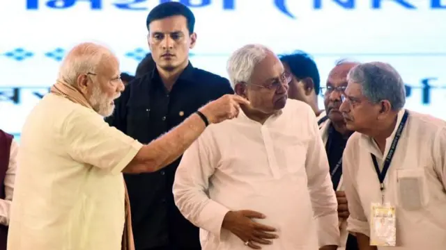 பிரதமர் மோதி, பிகார் முதலமைச்சர் நிதிஷ் குமார் மற்றும் மத்திய அமைச்சர் ராஜிவ் ரஞ்சன் சிங் 