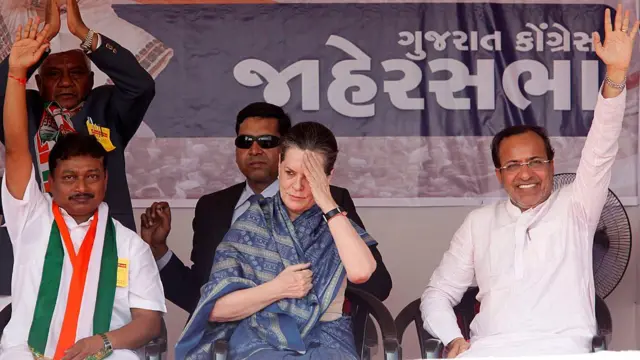 ગુજરાતમાં એક સભા દરમિયાન સોનિયા ગાંધી સાથે અર્જુન મોઢવાડિયા (ફાઇલ ફોટો)