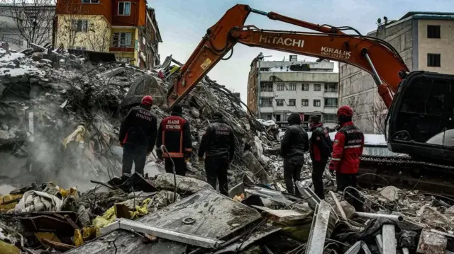 Des secouristes à pied d'oeuvre dans les décombres.