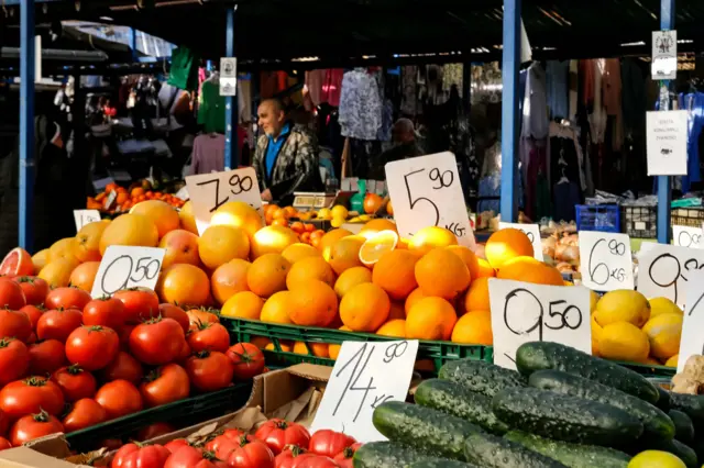 Ceny żywności widoczne na straganach na Starym Kleparzu w Krakowie
