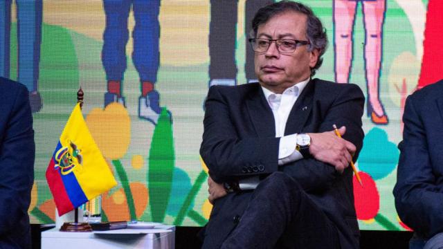 O presidente da Colômbia, Gustavo Petro, sentadocupom sportingbet 2024braços cruzadoscupom sportingbet 2024uma reunião