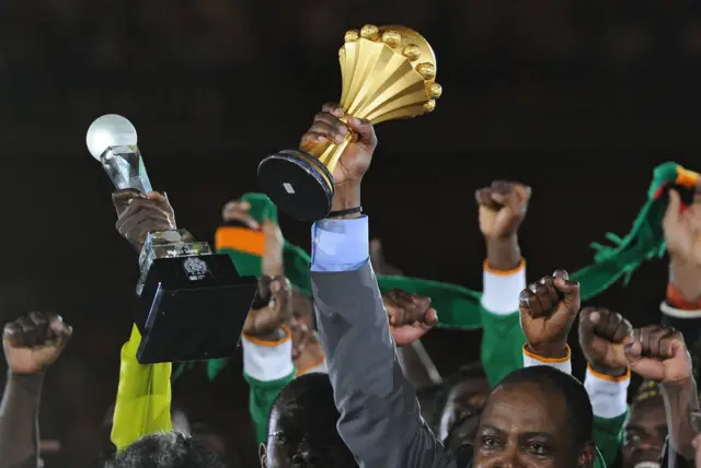 رئيس اتحاد زامبيا لكرة القدم كالوشا بواليا يرفع كأس أمم أفريقيا في ليبرفيل في الغابون