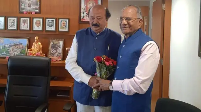 ગોવિંદ ધોળકિયા સાથે ભાજપના પૂર્ણેશ મોદી