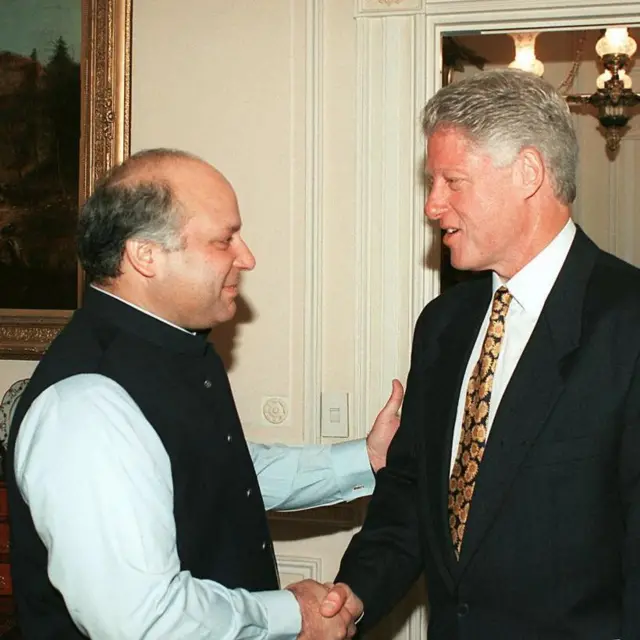 जुलाई 1999 में शरीफ़ के साथ बिल क्लिंटन