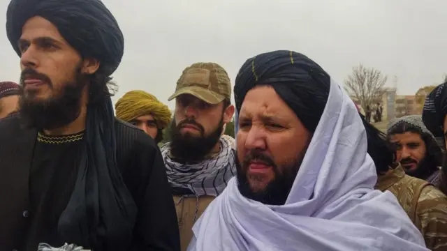 হেরাতে প্রকাশ্য শাস্তির এক অনুষ্ঠানে উপস্থিত তালেবান কর্মকর্তারা