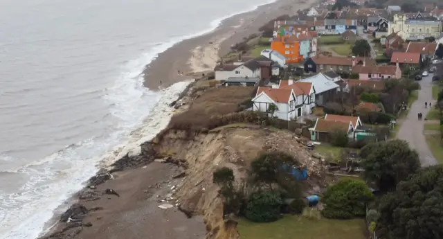 Imagen aérea de la costa de Thorpeness. Gran parte de la costa se ha erosionado, creando un gran acantilado escarpado. Hay propiedades a solo unas decenas de metros de la costa erosionada.