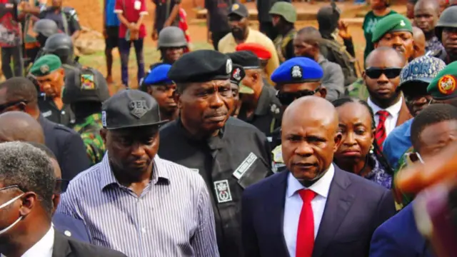 Gọvanọ Peter Mba na ndị so ya arụ ọrụ