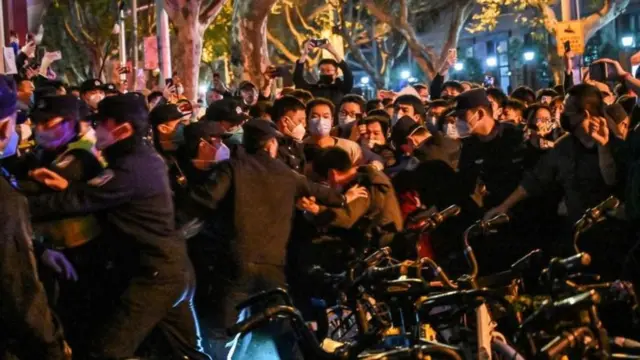 اعتراضات بی‌سابقه در چین علیه سیاست سختگیرانه کووید-صفر، شانگهای نوامبر ۲۰۲۲