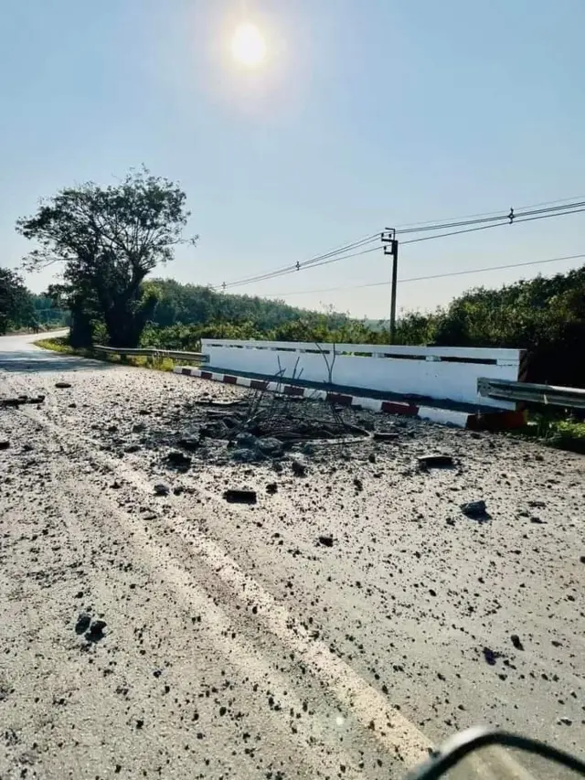 มีรายงานอีกว่า สะพานใหญ่เชื่อมเส้นทางสายเอเชียระหว่างเมียวดี-กอกาเลก และเมืองโจงโด ถูกวางระเบิดเสียหายไป 2 แห่ง 
