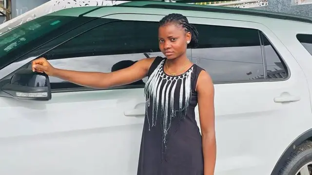 Chef Dammy wọ aṣo dudu lẹgbẹ ọkọ ayọkẹlẹ SUV funfun