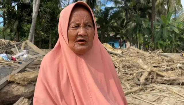 Hawiyah, 80 tahun yang akrab disapa Nek Ju, kehilangan rumah, sawah, dan kebun sekaligus.