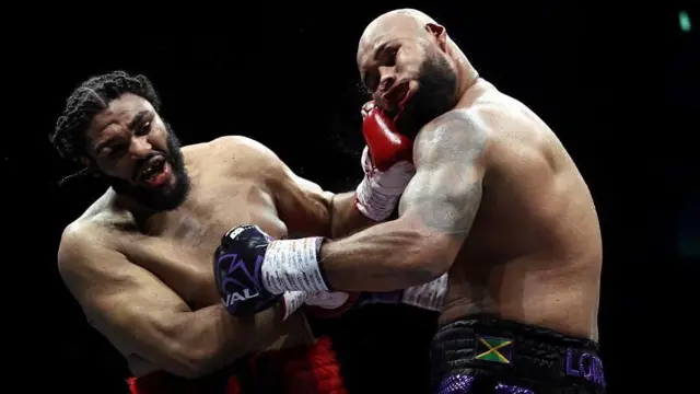 Jeamie TKV (i bubamfu) ahaye ingumu Frazer Clarke, amaraso ava mu kanwa kiwe. 