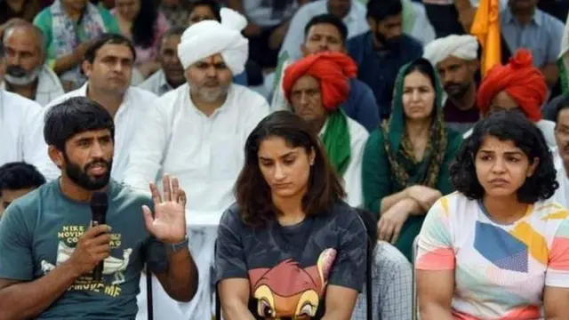 પહેલવાનોએ બ્રિજભૂષણ પર મહિલા પહેલવાનોના યૌનશોષણનો આરોપ મૂકીને દિલ્હીમાં અનેક મહિલા સુધી ધરણાં કર્યાં હતાં