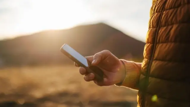 फोनमध्ये तापमान मोजण्याचे फिचर नसेल, तर थर्ड पार्टी अ‍ॅपद्वारे तापमान जाणून घेता येतं.