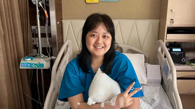 Claudia menjalani pengobatan kanker di salah satu klinik di Singapura.