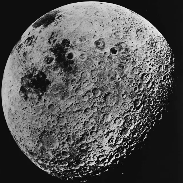 अपोलो 16 मोहिमेदरम्यान 1972 मध्ये घेतलेला चंद्राचा फोटो.