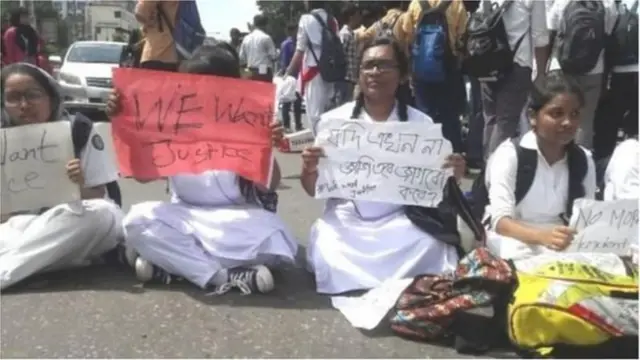 পোস্টারে স্লোগান নিয়ে আন্দোলন