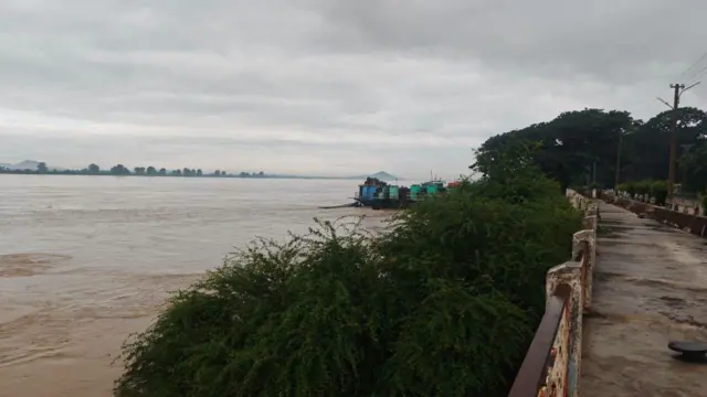 စစ်ကိုင်းတိုင်း၊ မုံရွာမြို့အနီးက ချင်းတွင်းမြစ်ရေ ဒီမနက်မြင်ကွင်း 