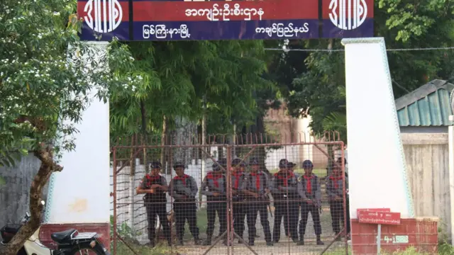 မြစ်ကြီးနား အကျဥ်းထောင်