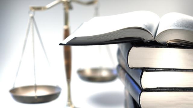 设计图片：法律书籍与天平