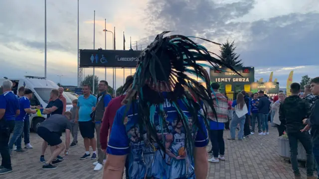 Estonski navijač sa indijanskim perjem