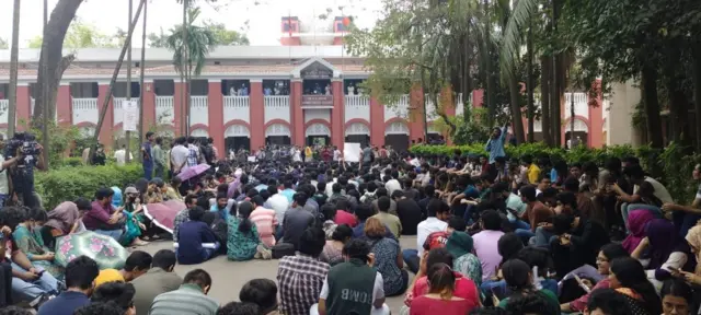 ছয়দফা দাবিতে শিক্ষার্থীদের আন্দোলন চলছে গত কয়েকদিন ধরে