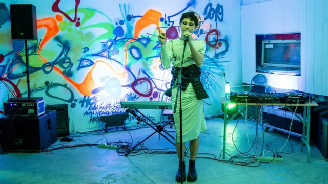 Августин выступает на вечеринке открытия фестиваля "Чёрное пальто"