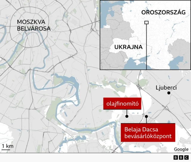 Moszkva térképe, amely kiemeli a beszámolók szerint a város délkeleti részén végrehajtott két ukrán csapás helyszínét. Két célpont pirossal van jelölve: egy olajfinomító és a Belaja Dacsa bevásárlóközpont, mindkettő Ljuberci város közelében. Moszkva központja északnyugatra látható, a körgyűrűkkel és a Moszkva folyóval. Egy betét térkép Oroszországot és Ukrajnát mutatja, jelezve Moszkva helyét.