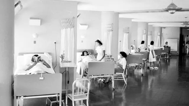 На фотографии 1950-х - больница в Каракасе (Венесуэла). Заметно, что в середине прошлого века люди стали ценить приватность - даже в больницах