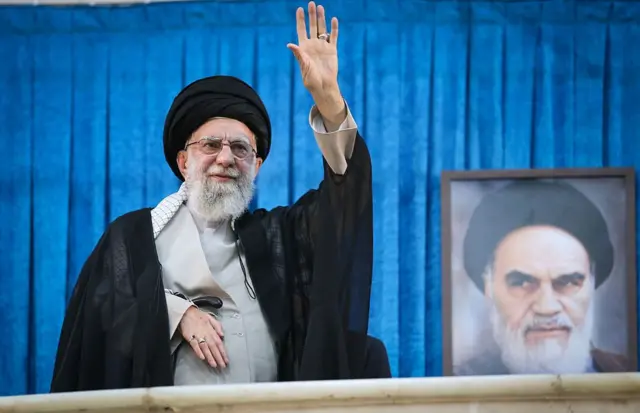 Alí Jamenei saluda junto a una foto de Ruhollah Jomeini