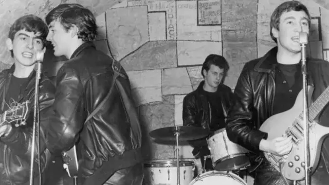 Paul McCartney, John Lennon, Pete Best e George Harrison tocando e cantando