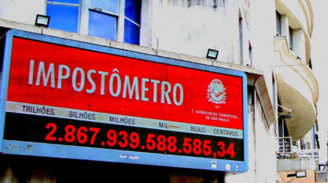 Painel do Impostômetro no centro de São Paulo calcula a arrecadação de impostos no Brasil