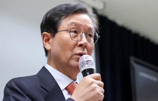 25일 오후 기자회견을 진행한 윤갑근 변호사