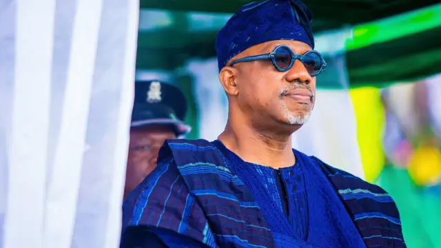 Gomina Dapo Abiodun ipinlẹ Ogun wọ agbada olomi buluu ati fila
