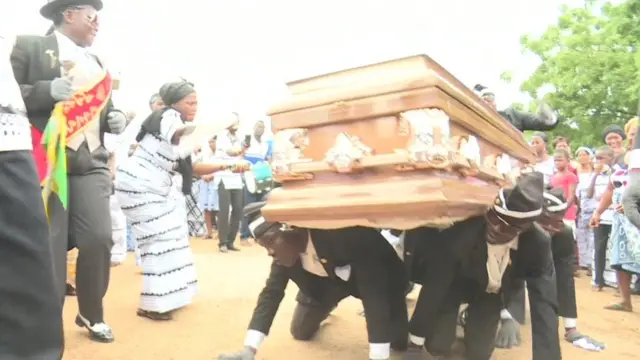 คณะเต้นรำหามหีบศพกำลังได้รับความนิยมเพิ่มมากขึ้นในกานา