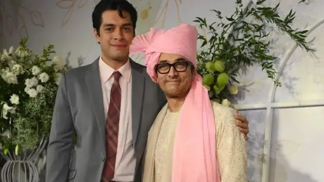 আমির খানের (ডাইনে) পুত্র জুনেইদ খান (বাঁয়ে) প্রথমবার সিনেমায় অভিনয় করেছেন