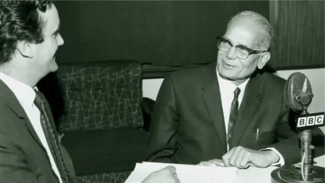 जयप्रकाश नारायण से बात करते हुए पूर्व बीबीसी संवाददाता मार्क टली