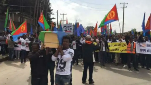Mamia ya wakimbizi wa Eritrea wanaoishi nchini Ethiopia, waliandamana katika mji mkuu Addis Ababa, kuunga mkono ripoti ya hivi majuzi ya umoja wa mataiafa kuhusu haki za binadamu