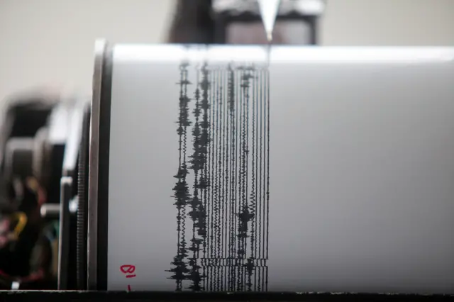 Aktivitas Gunung Semeru tercatat melalui Seismograf dari pos pantau di desa Sumberwuluh, Candipuro, Lumajang, Jawa Timur, Senin (06/12).