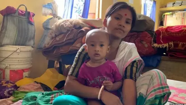 ਤਕਰੀਬਨ 1500 ਲੋਕ ਉੱਚੀ ਜਗ੍ਹਾ 'ਤੇ ਪੱਕੇ ਪੁਲ ਦੇ ਉੱਪਰ ਆਪਣੇ ਬੱਚਿਆਂ ਦੇ ਨਾਲ ਸ਼ਰਨ ਲੈ ਕੇ ਬੈਠੇ ਹਨ