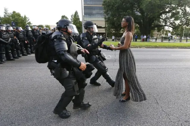 Женщина перед полицейскими