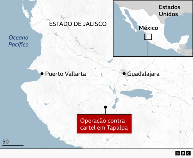 Mapa mostrando o México, o estado de Jalisco, Guadalajara e Puerto Vallarta. Um marcador indica o sudoeste de Guadalajara, com a inscrição "Operação contra o cartel em Tapalpa".