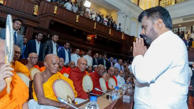 就任後に仏僧たちの祝福を受けるディサナヤカ大統領（23日、コロンボ）