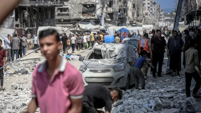  أخلى آلاف الفلسطينيين النازحين الذين لجأوا إلى المبنى قبل وقت قصير من استهداف الطائرات الحربية الإسرائيلية لمبنى مهران الواقع في حي النصر وسط غزة، بعد مكالمة هاتفية تحذيرية من الجيش الإسرائيلي في مدينة غزة، غزة في 21 يوليو/تموز 2025.