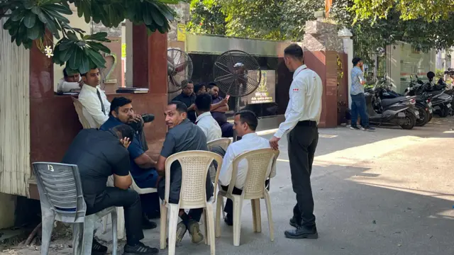 संस्थेच्या आवारात बसलेले खाजगी बाउन्सर आणि सुरक्षा रक्षक