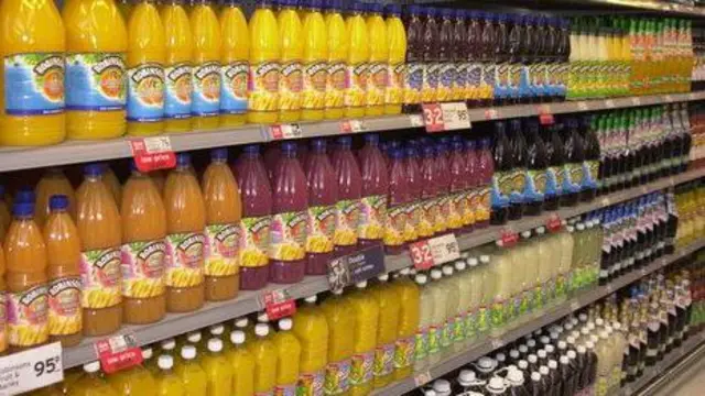 Flaše voćnih sokova na rafovima u prodavnici (ilustracija)