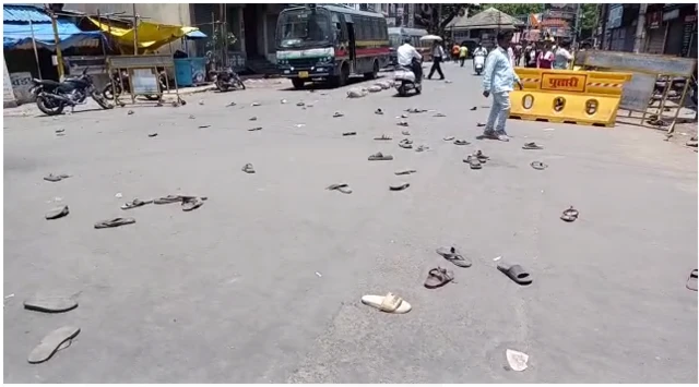 जमावाची पांगापांग झाल्यानंतर पडलेला चपलांचा खच